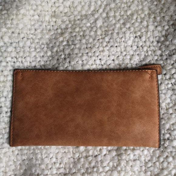 🏷️2/$20🏷️ Simple clutch - Picture 2 of 4